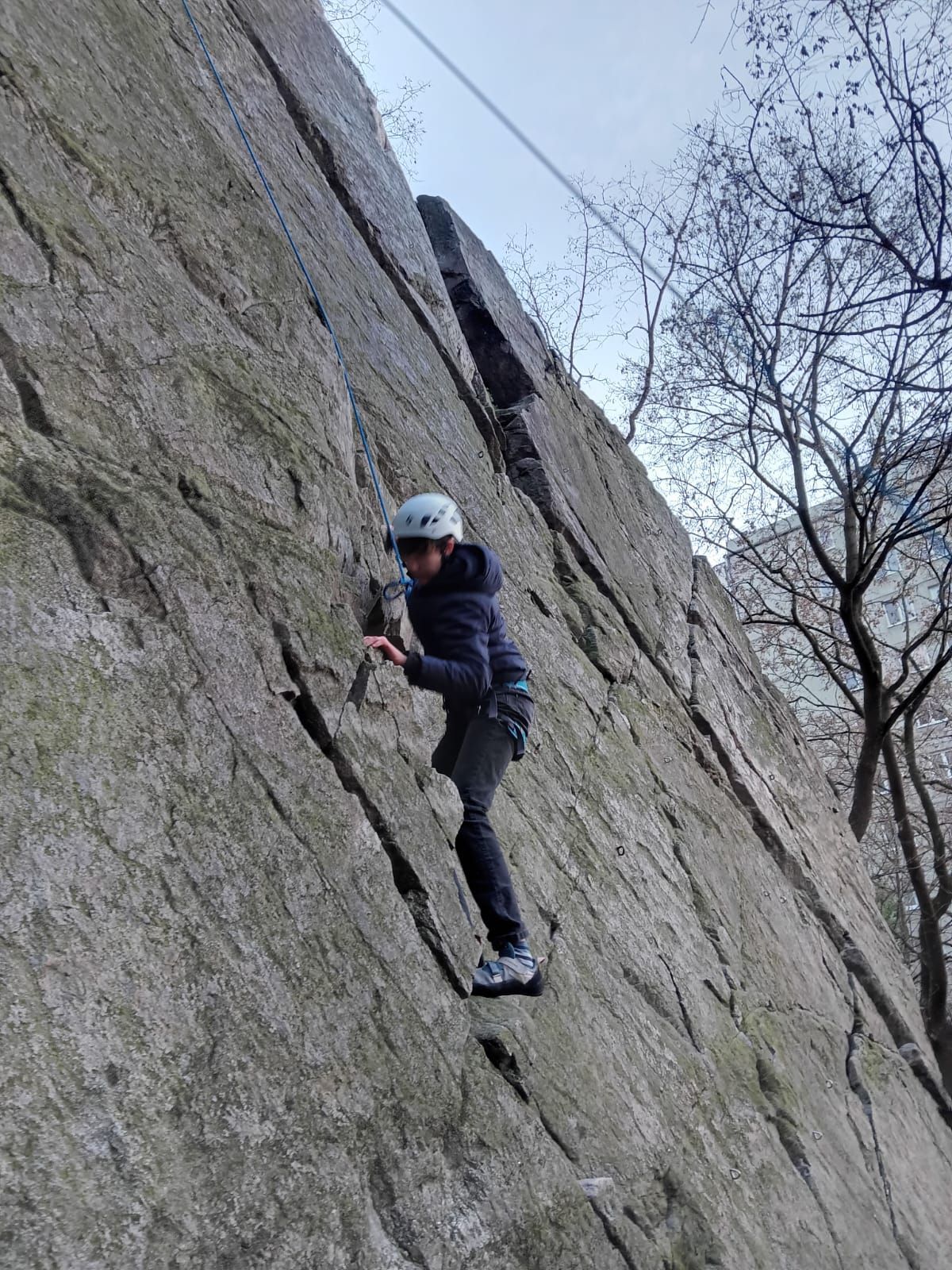 Chlapec lezúci na skale