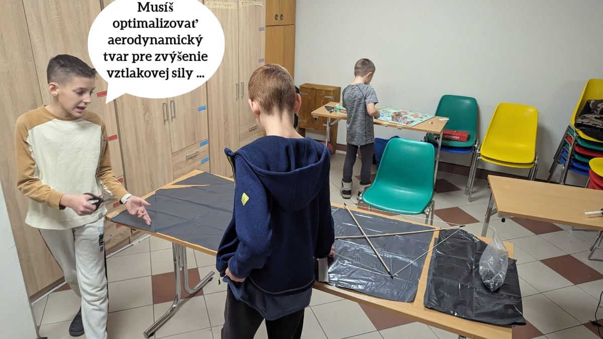 Chlapci pracujú na konštrukcií šarkana