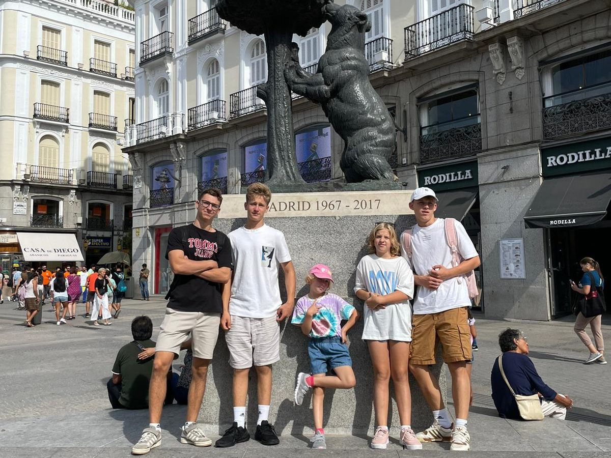 Rodina v Madride na námestí Puerta del Sol